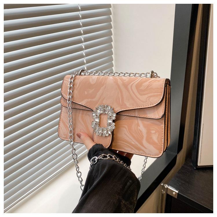 

Casual fashion aesthetic chain 2025 diamond-encrusted solid color foreign style new summer personalized shoulder crossbody small square women s bag розовый