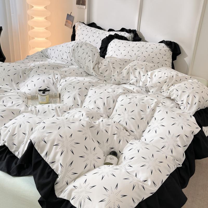 

2024 Новый корейский свежий кремовый комплект из четырех предметов Fengyun Duo Cotton Edge с черно-белой печатью Cover 180 x 220