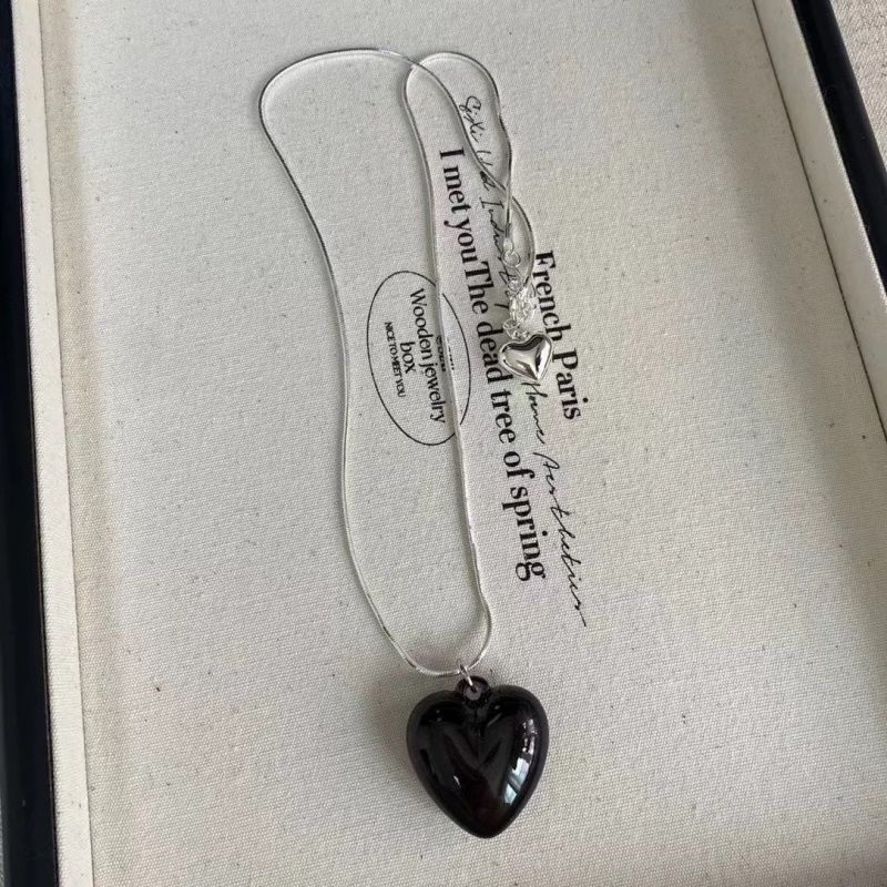 Acrylic Love Pendant Necklace Simple Ins Style High-end Collarbone Chain Niche Fashion Temperament Jewelry