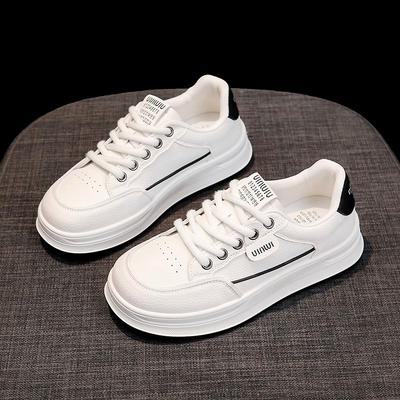 2025 nouvelles petites chaussures blanches à semelles épaisses pour femmes printemps à semelles plates mode polyvalente explosion montrant les pieds petites chaussures de sport décontractées chaussures de skate