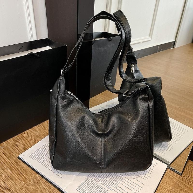 

A Large-capacity Crossbody Tote Bag with A High-end Retro Design, A Single-shoulder Armpit Bag for Commuting without pendant чорний