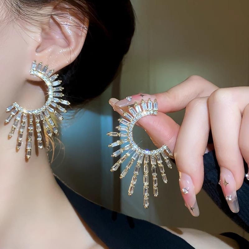 High-end Elegant Live Internet Celebrity Elegant Earrings Fashion Exaggerated Stylish Tassel Niche Earrings