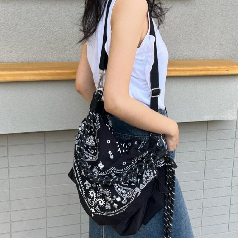 Ta torba crossbody to wszechstronna i modna damska torba podróżna o dużej pojemności i z motywem kwiatu nerkowca.