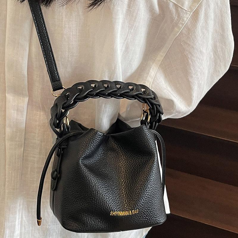 2025 new foreign style bucket bag texture shoulder messenger bag commuter casual Korean version high value niche bag women