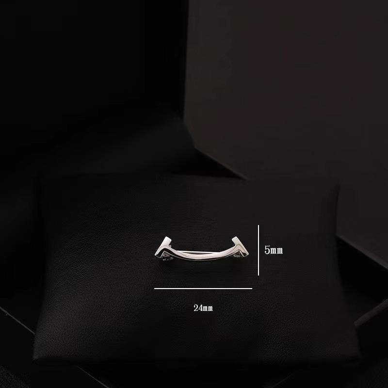 Exquisite Smile Face Brooch - Polished Simple Design for Shirt Collar