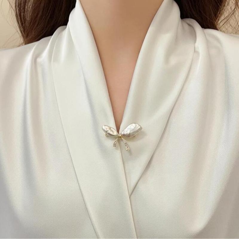 1PC Baroque Irregular Imitation Pearl Bow Brooch Female Design Sense Niche Pin High-end Brooch Anti-light