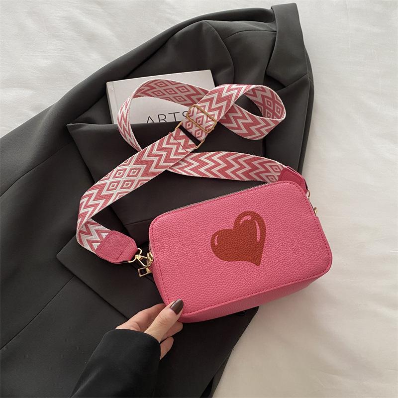 

Сумка через плечо 2025 зима новая мода простая сумка-мессенджер зарубежный стиль маленькая квадратная сумка любовь декоративная маленькая квадратная сумка розовый