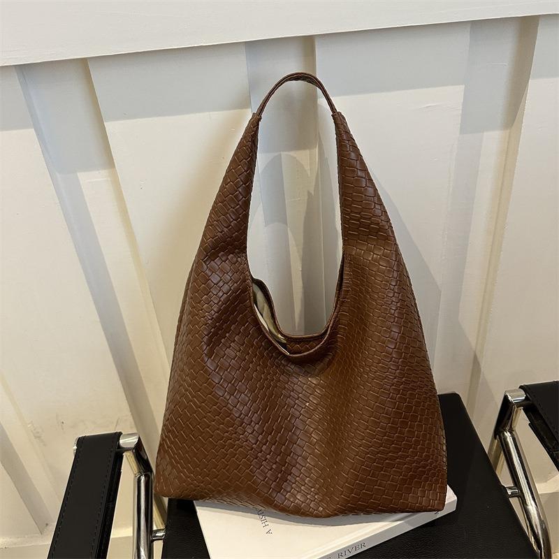 

Casual retro large-capacity solid color 2026 new popular foreign style the new woven pattern single shoulder underarm tote ba верблюд