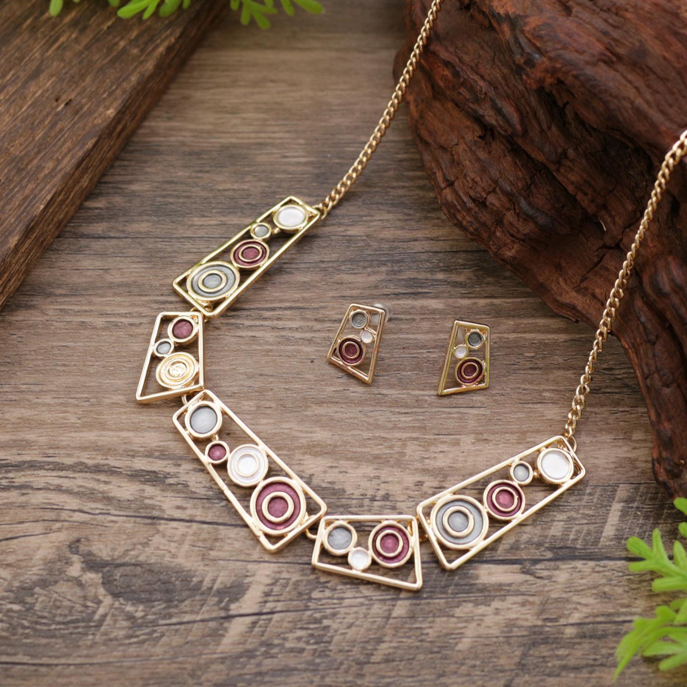 

Новый цветной набор сережек-пусет с полыми геометрическими круглыми элементами и ожерелья, женское преувеличенное квадратное ожерелье.