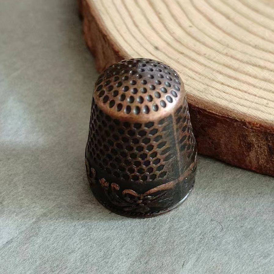 Retro-Kupfer-Fingerhut Haushalts-verdickter Fingerhut-Abdeckung, handgefertigter DIY-Kreuzstich-Ring-Fingerhut-Kappe