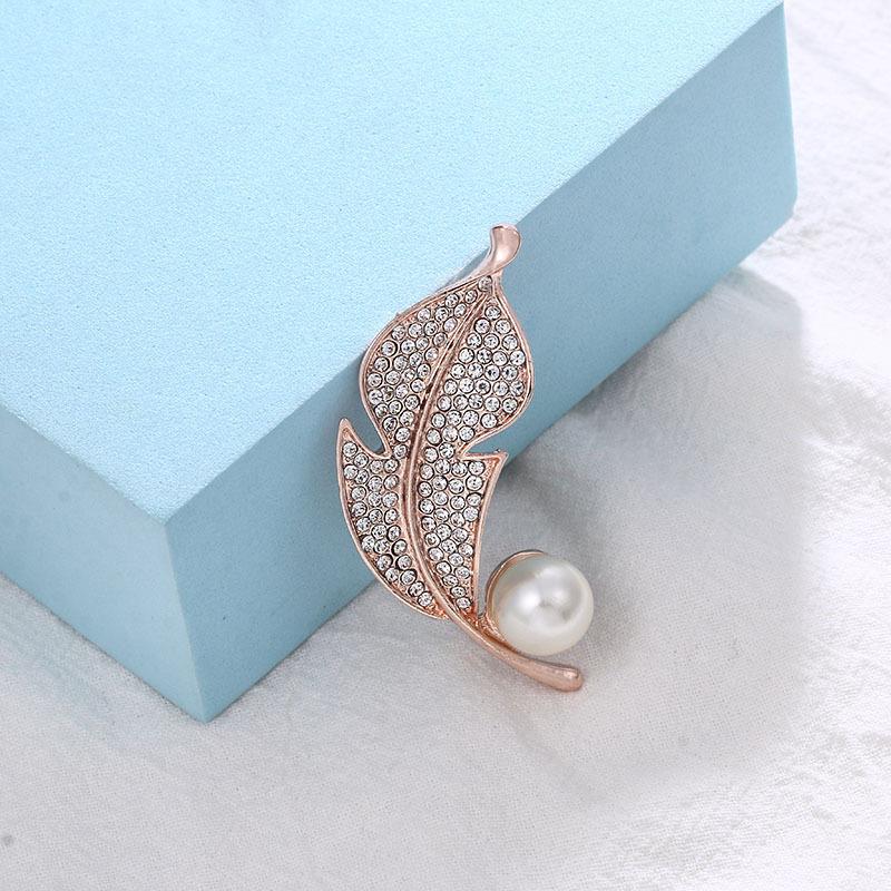 Broșă Florală de Lux cu Strasuri în Stil Coreean - Pin Elegant pentru Guler de Damă