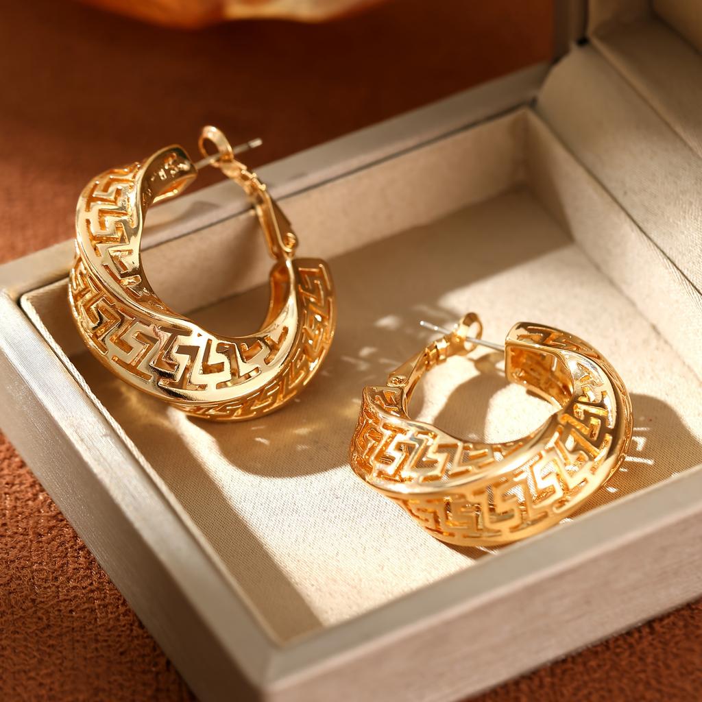 Exquisite Hollow Retro Style Earrings, Preferred for Women's Daily Wear, Precious Birthday Gifts, Retro Style Earrings.