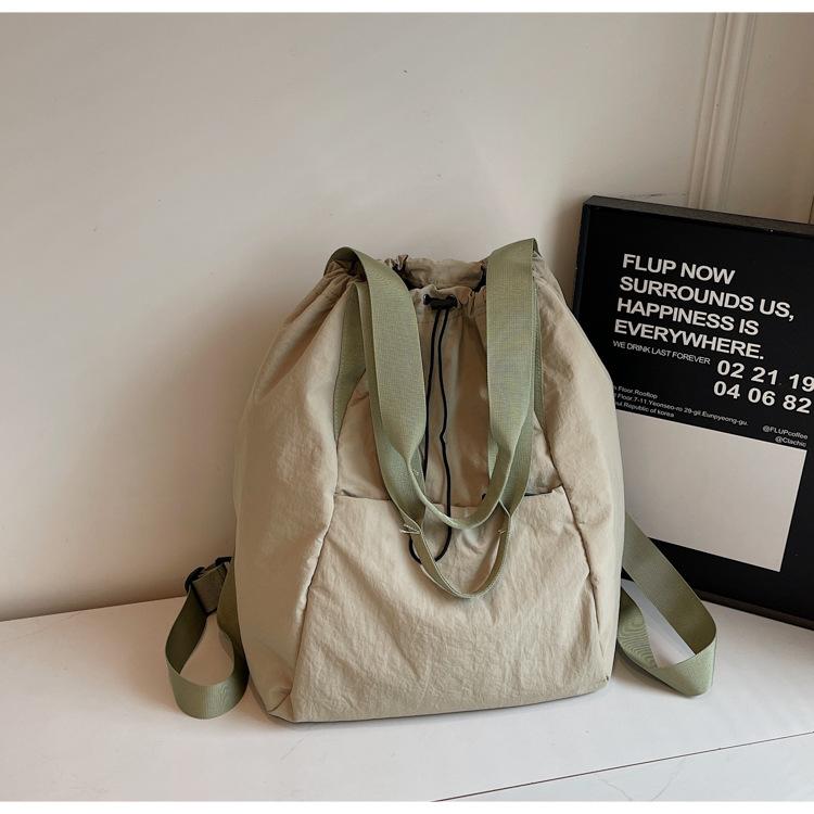 

Повседневный рюкзак из нейлоновой ткани, женский, 2025 новый, легкий, большой вместимости, дорожная сумка-тоут, корейская версия простой наплечной сумки серый