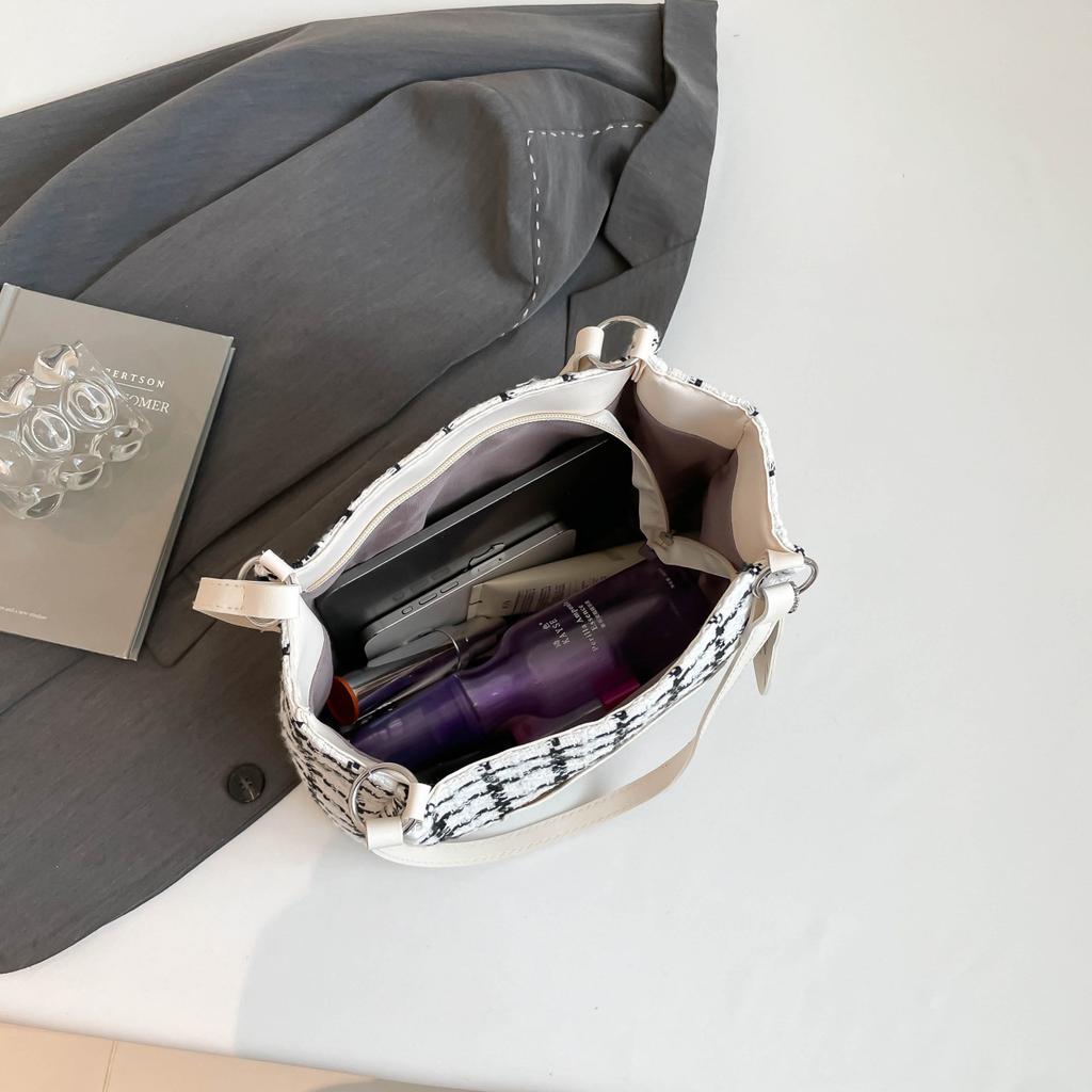 Summer Handbag 2025 New Fashionable Plaid Shoulder Armpit Bag Casual Class Commuter Tote Bag