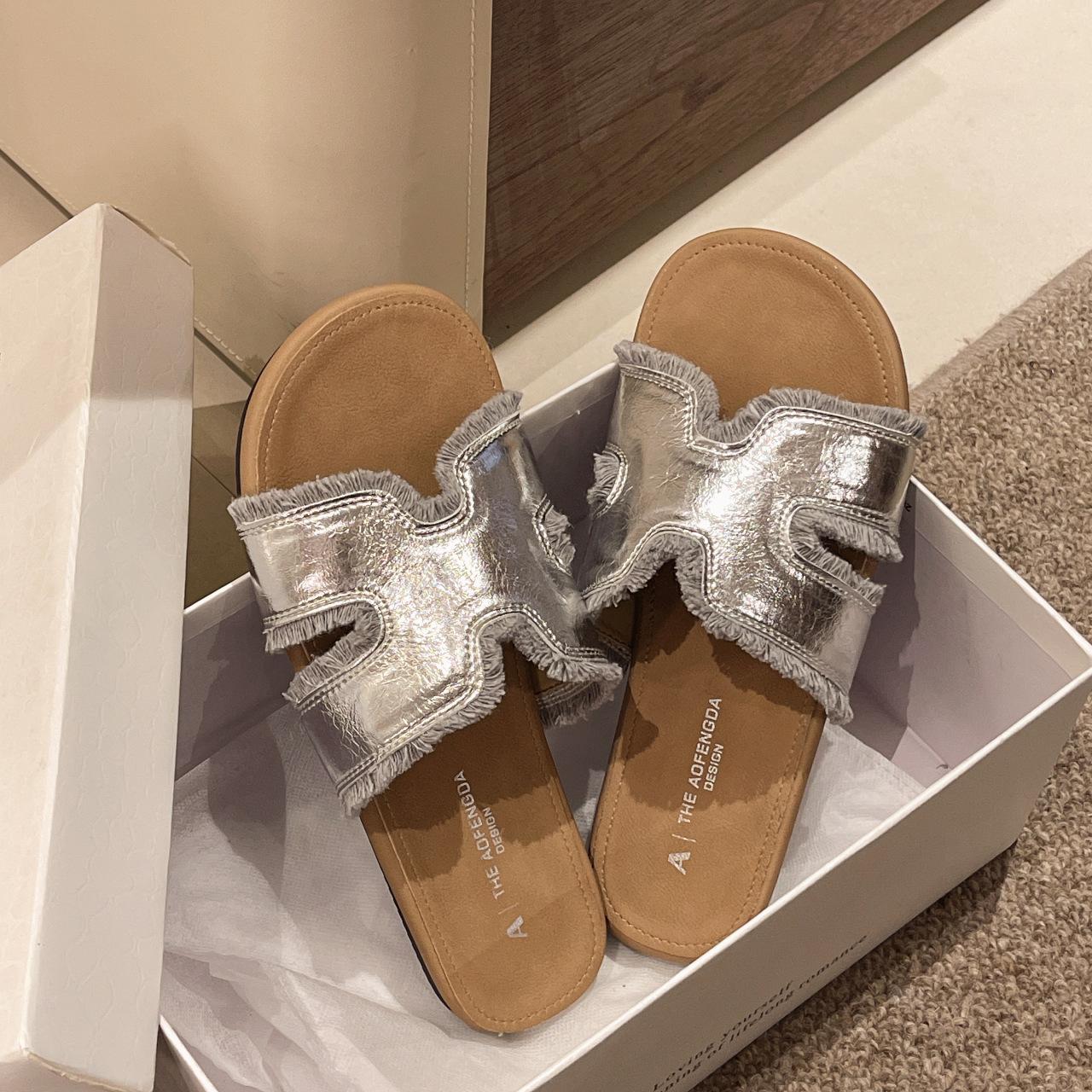 

Women s 2025 new silver leather slippers wearing cool slippers outside, beach sandals outside in summer 40