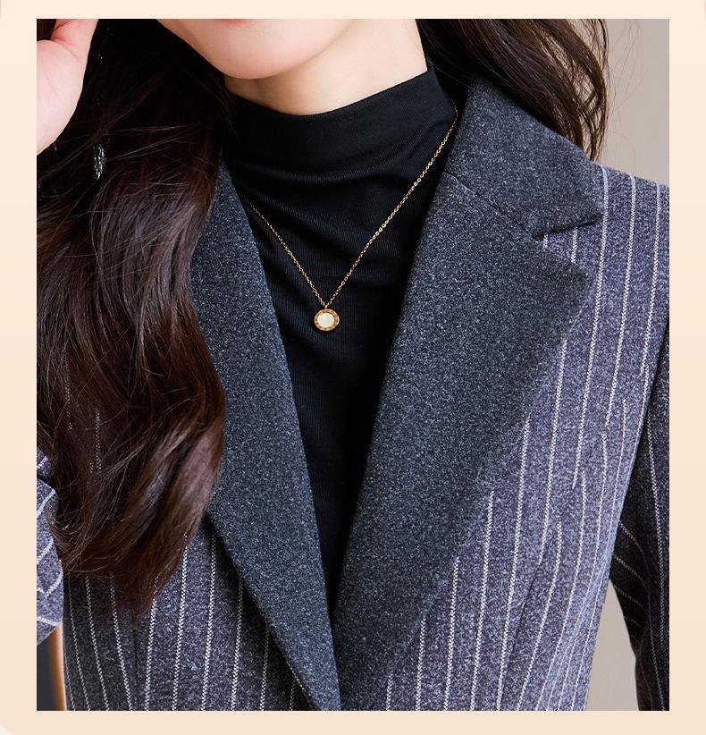 Women's Striped Lapel Coat: Elegant, Slimming, and Fashion-Forward for Autumn/Winter 2025.
