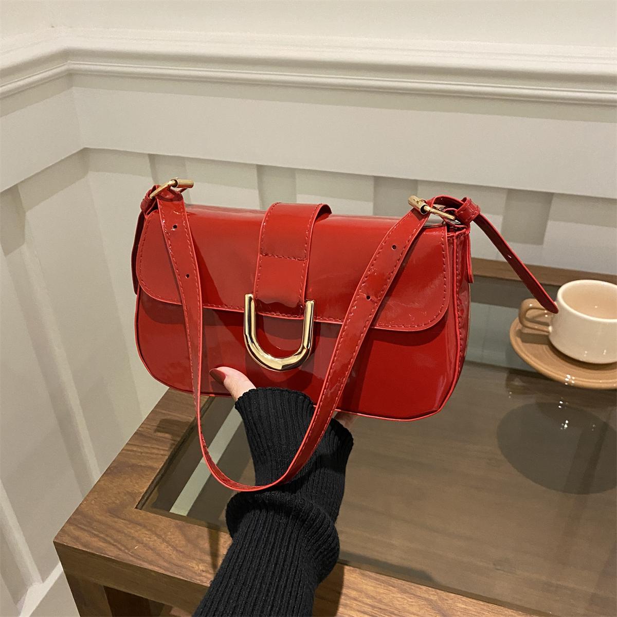 

Стильная женская сумка через плечо с легким глянцевым покрытием из полиуретана и магнитной застежкой, идеально подходит для ежедневных поездок на работу