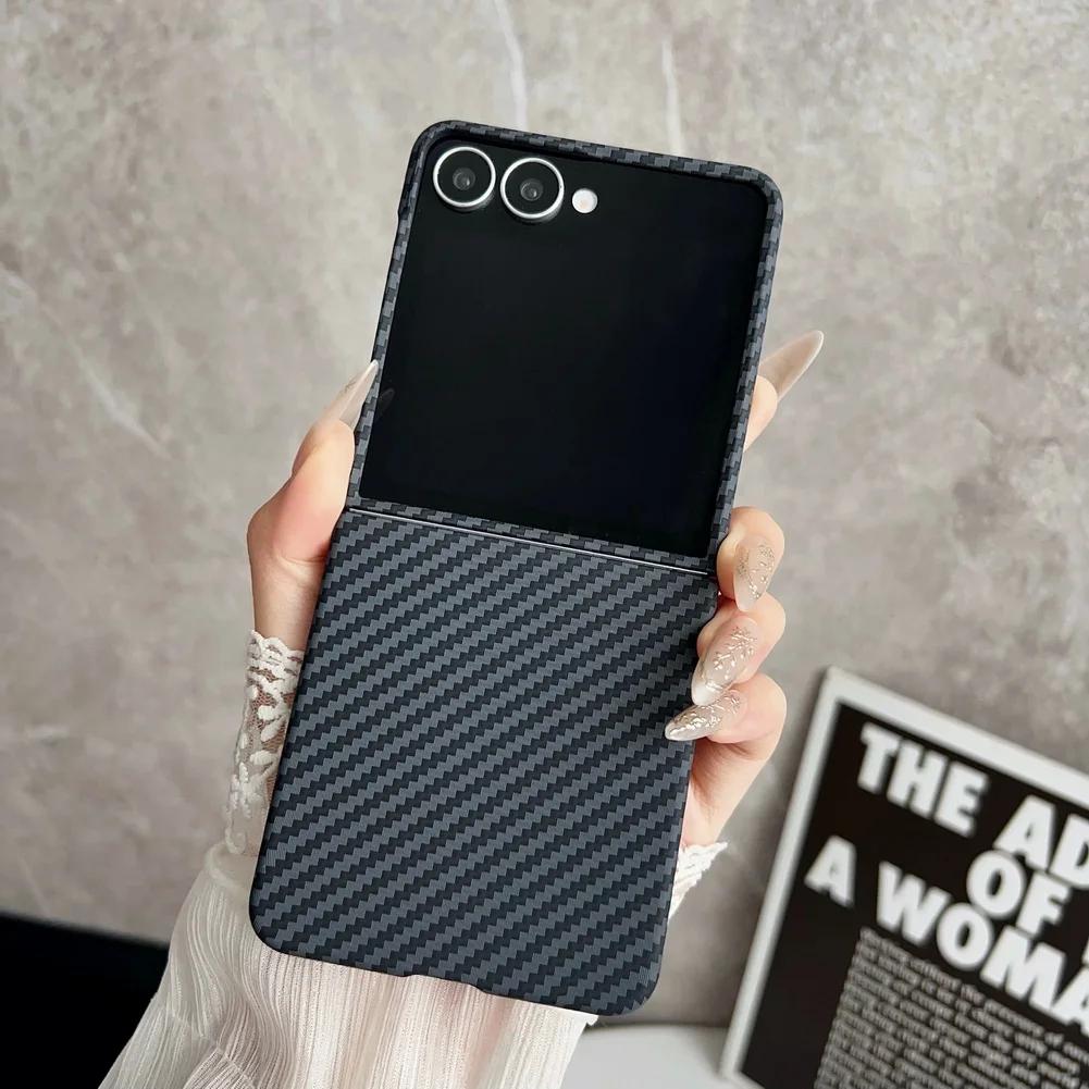 

Чехол для телефона с текстурой жесткого углеволокна, встроенным магнитным кольцом, для Samsung Galaxy Z Flip 7, противоударный, с защитой камеры, задняя крышка Galaxy Z Flip 7 чёрный