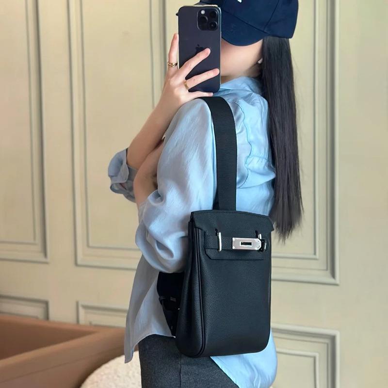Women Layer Sling Crossbody Bag, Trendy Turn Lock Chest Bag,Adjustable Shoulder,Small Bucket Purse with Inner Pocket for Daily Work Travel Outdoor Use