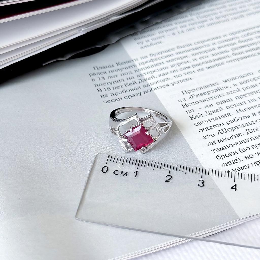 Серебряное кольцо с натуральным рубином 2.633ct, фианитами, вес изделия 3,3 гр (2165316)