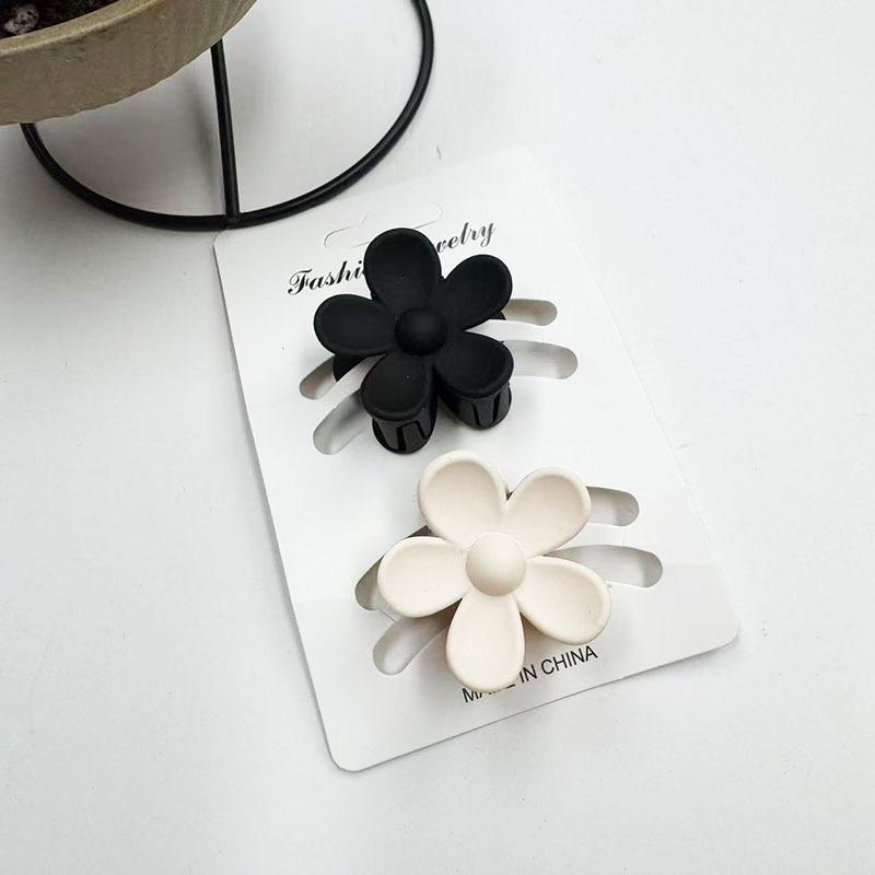 European & American 4CM Frangipani Claw Clip Hairpin - Fashionable Vacation Floral Accessory.
