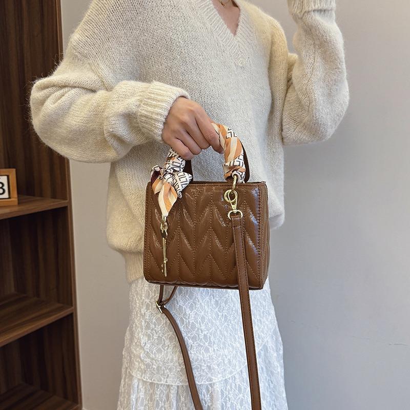 High-end niche bag women's new fashion shoulder messenger bag women's portable Princess Diana bag