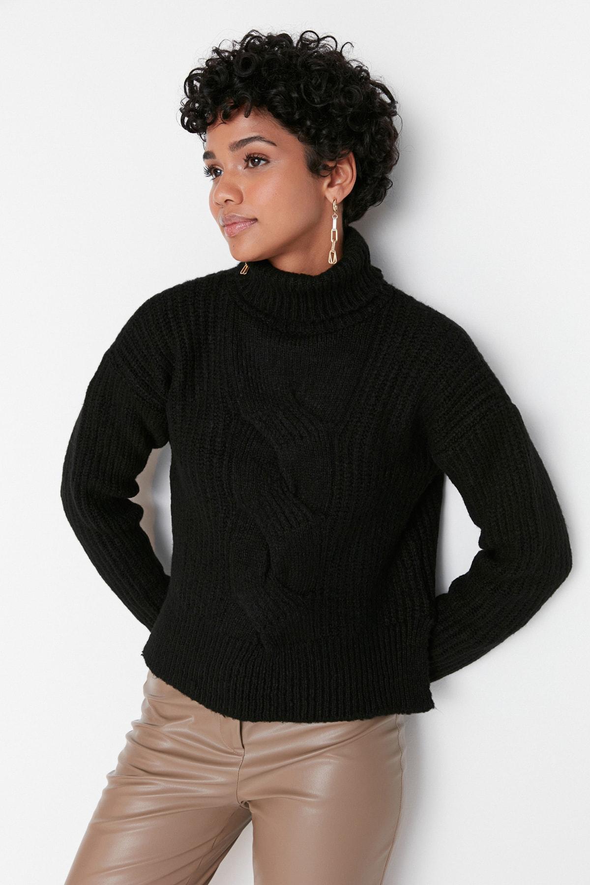 

Черный вязаный свитер с высоким воротником TWOAW23KZ00358