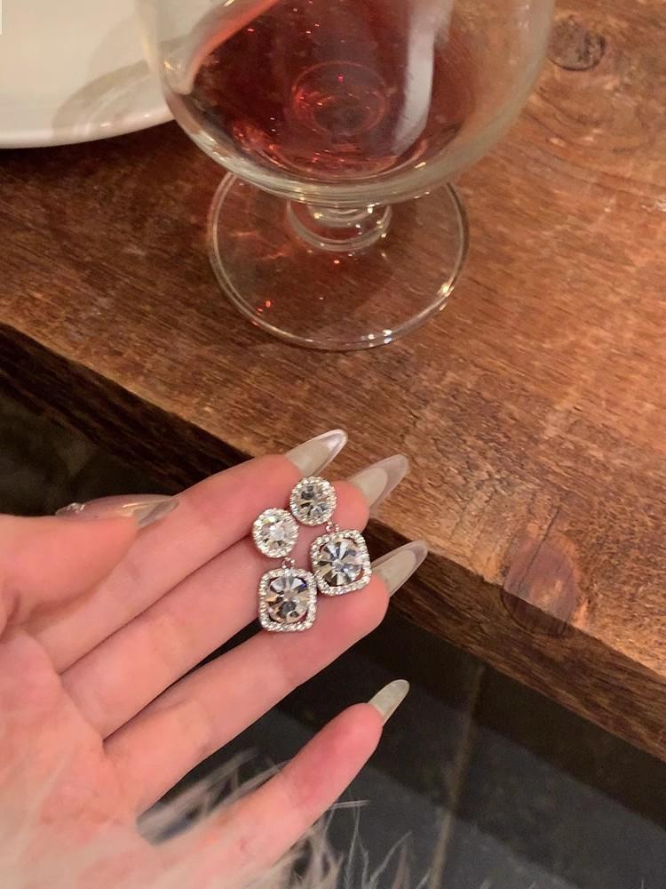 

Japan and South Korea exquisite thousand gold sugar cube earrings women s autumn and winter high-end earrings new popular unique stud earrings women
