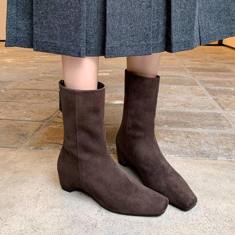 Autumn and Winter Women's Leather Boots Rear Zipper Large Size Fashion Boots Pointed Versatile Sheepskin Women's Boots New Leather Low Boots Women