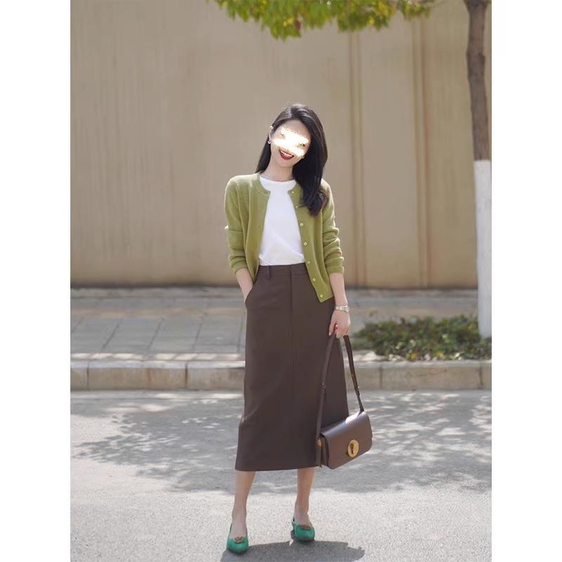 

Осенний женский модный комплект, удобный повседневный вязаный топ, вязаный кардиган, нижняя футболка, юбка до половины тела, комплект из трех предметов L