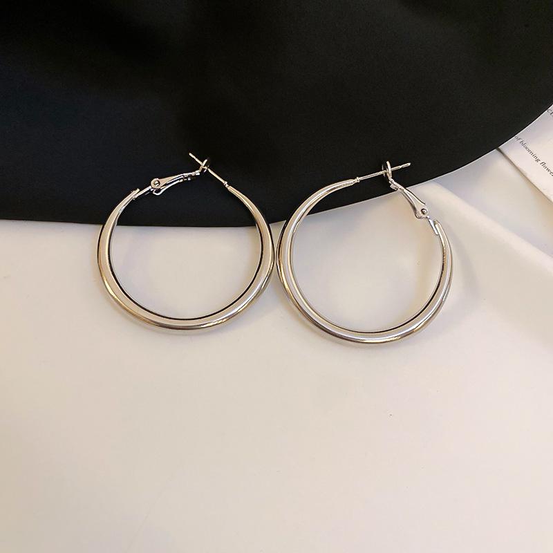 Silver Needle's New High-end Plain Ring Earrings, Light Luxury and Versatile Earrings, Simple and Fashionable Design Earrings.