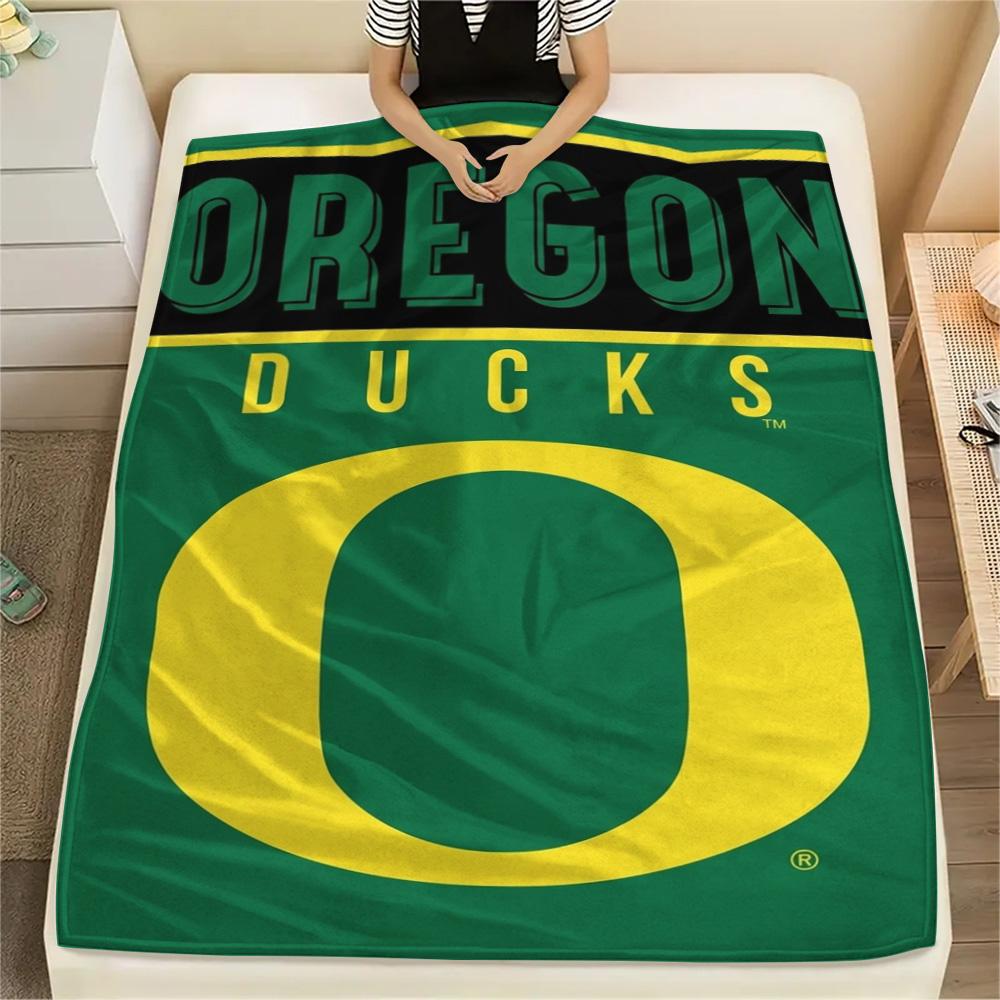 Oregon Ducks Print Flannel Blanket High Quality Warm Comfortable Cover for All Seasons Perfect for Gifts Home Decor
