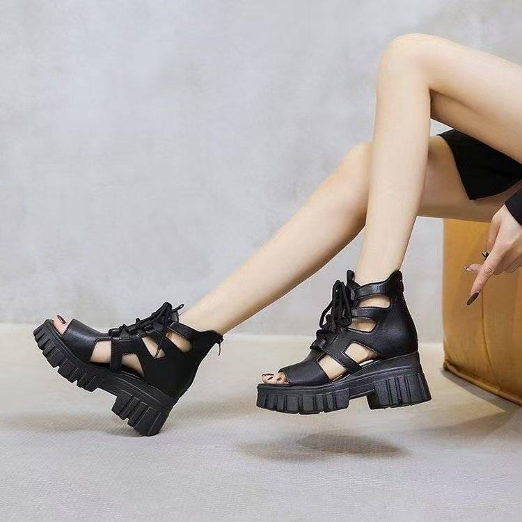 

Летние полые дышащие и тонкие римские сандалии женские 2025 новые универсальные классные ботинки на высоком каблуке с толстой подошвой туфли-маффины на танкетке 40