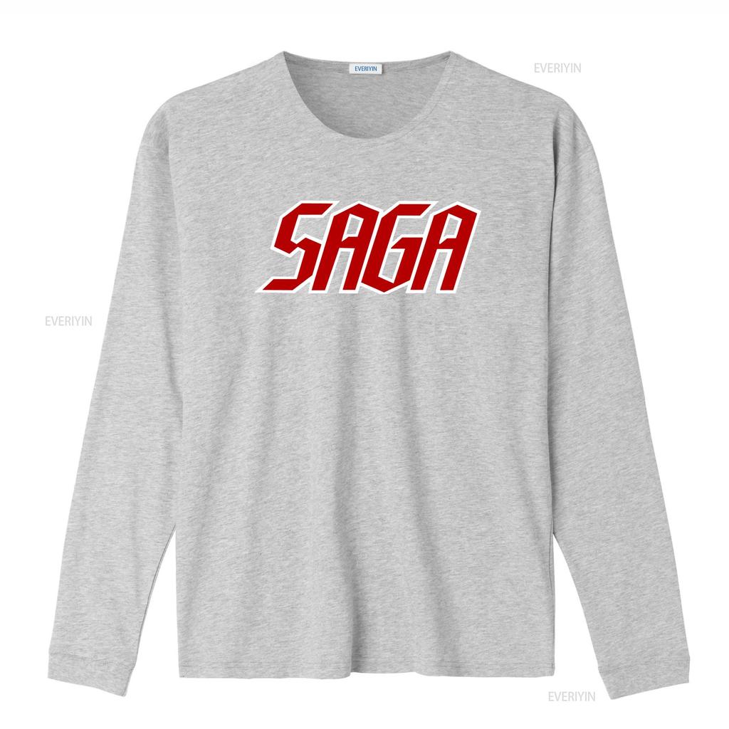 Saga Band Logo Schwarzes T-Shirt Alle Größen Verfügbar Kräftiges Rot-Weißes Design für Musikfans Bequemes Baumwollgewebe Perfekt
