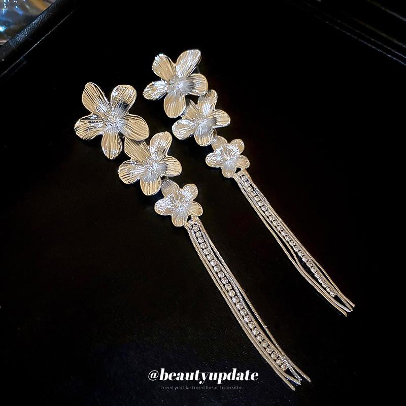 Silver Needle Metal Flower Tassel Earrings with Inlaid Diamonds - Elegant and Luxurious Design