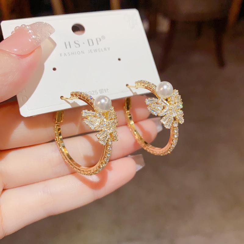 Exquisite and Fashionable Micro-inlaid Zircon Butterfly Pearl Earrings with Personality, Temperament, Light Luxury and High-end Earrings