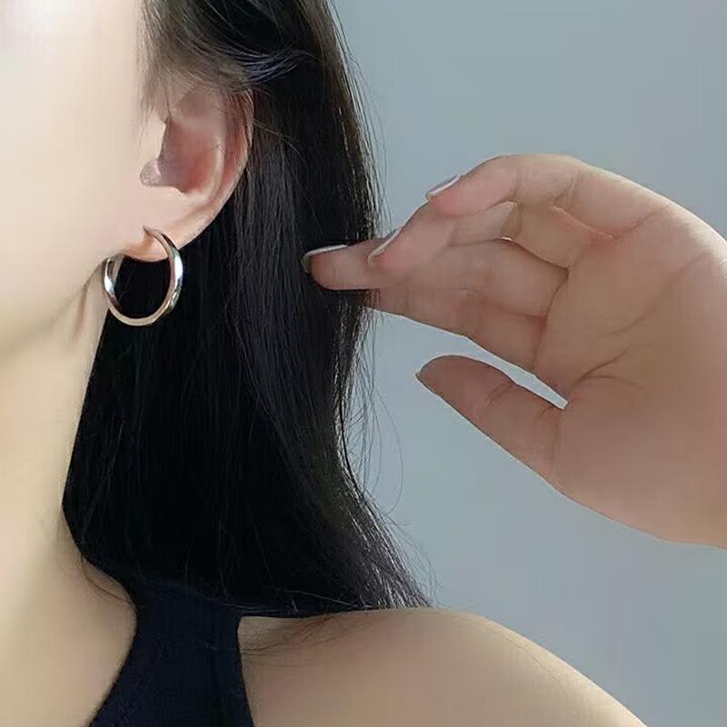 Kolczyki w kształcie kółek w stylu retro europejskim i amerykańskim: Eleganckie, proste, luksusowe kolczyki typu hoop dla kobiet