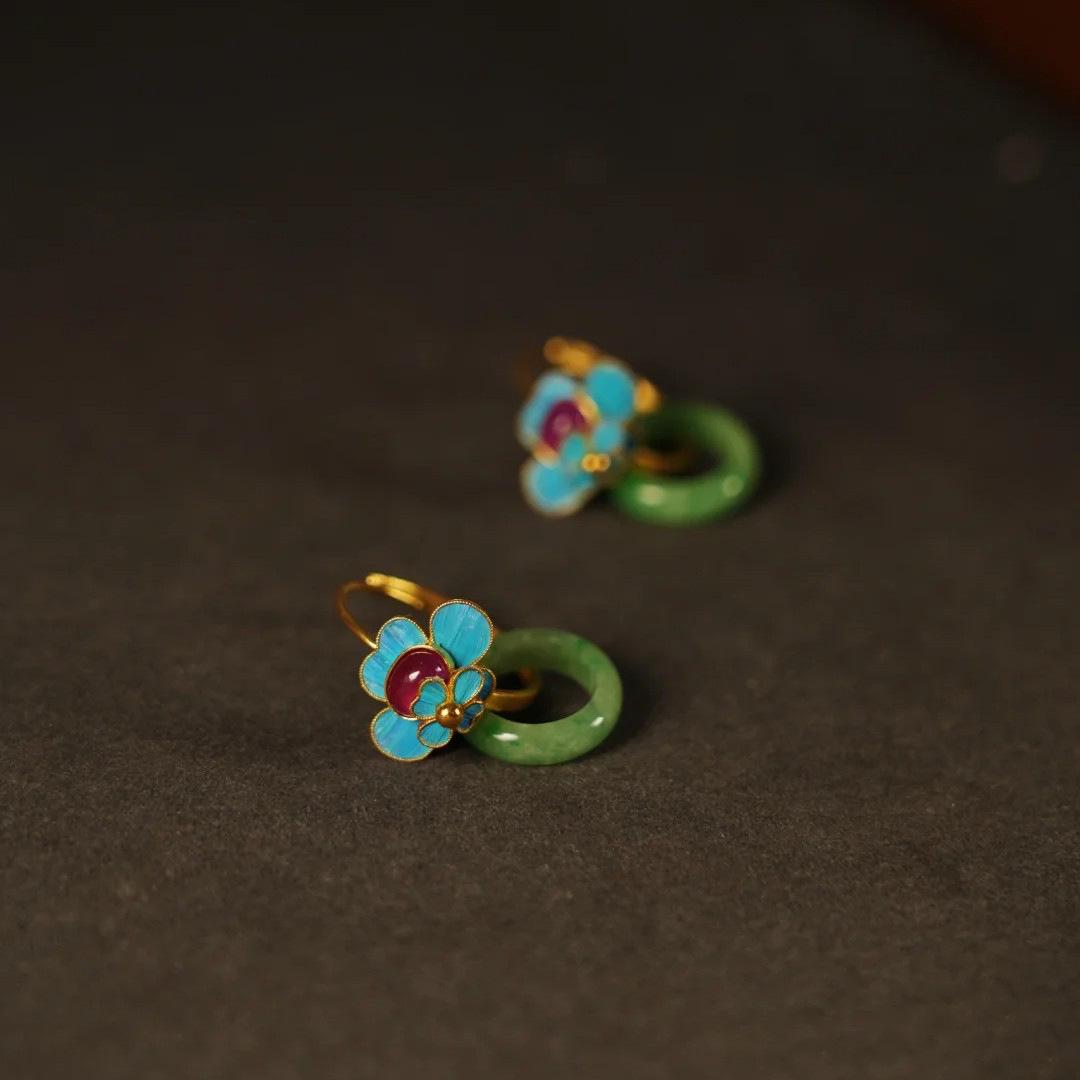 

Жіночі сережки в стилі ханьфу: Перегородчаста емаль з пір ям рибалочки, турмаліном, жадеїтом-халцедоном і квітковим дизайном