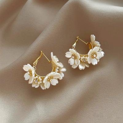 Korean Fashion Glänzenden Strass Imitation Perle Hoop Ohrringe Für Frauen Weiße Blume Kreis Ohrring Partei Schmuck