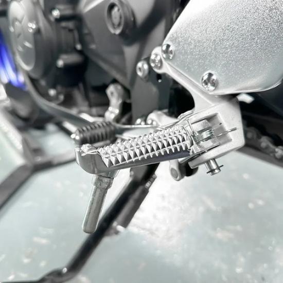 US Front Foot Pegs Footrest Pedal For Yamaha YZF R1 R3 R6 FZ07/09/10 FZ6/8 FZ1
