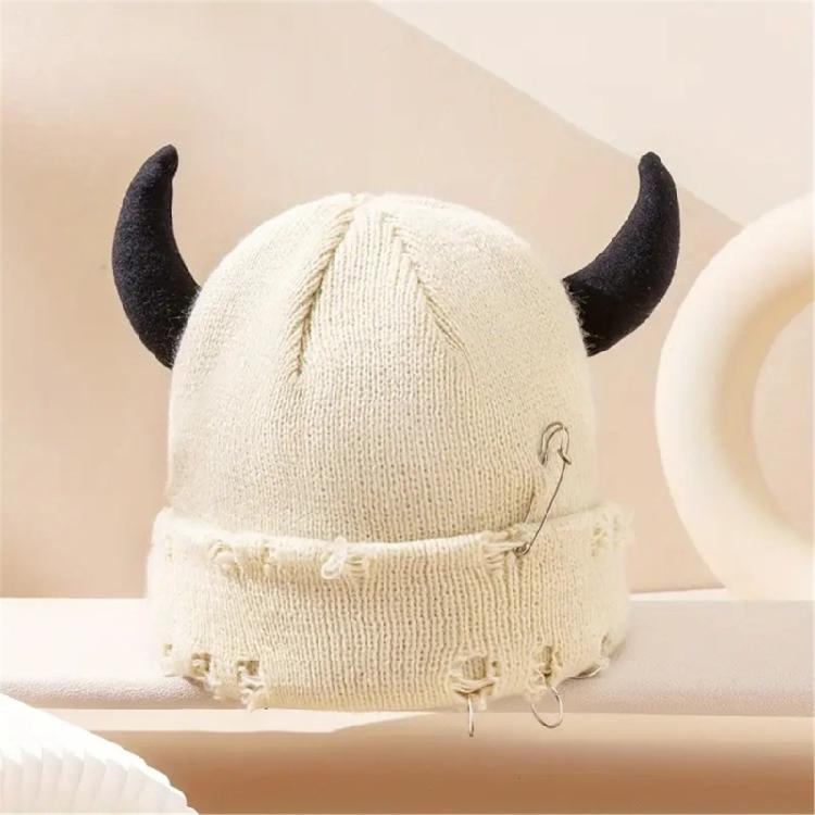 Traditional Fashion Warm Fruit Pom Hat Highlighting Troubled Weave Detailing And Metal Pin Intonation Insulated Cold Rainwear