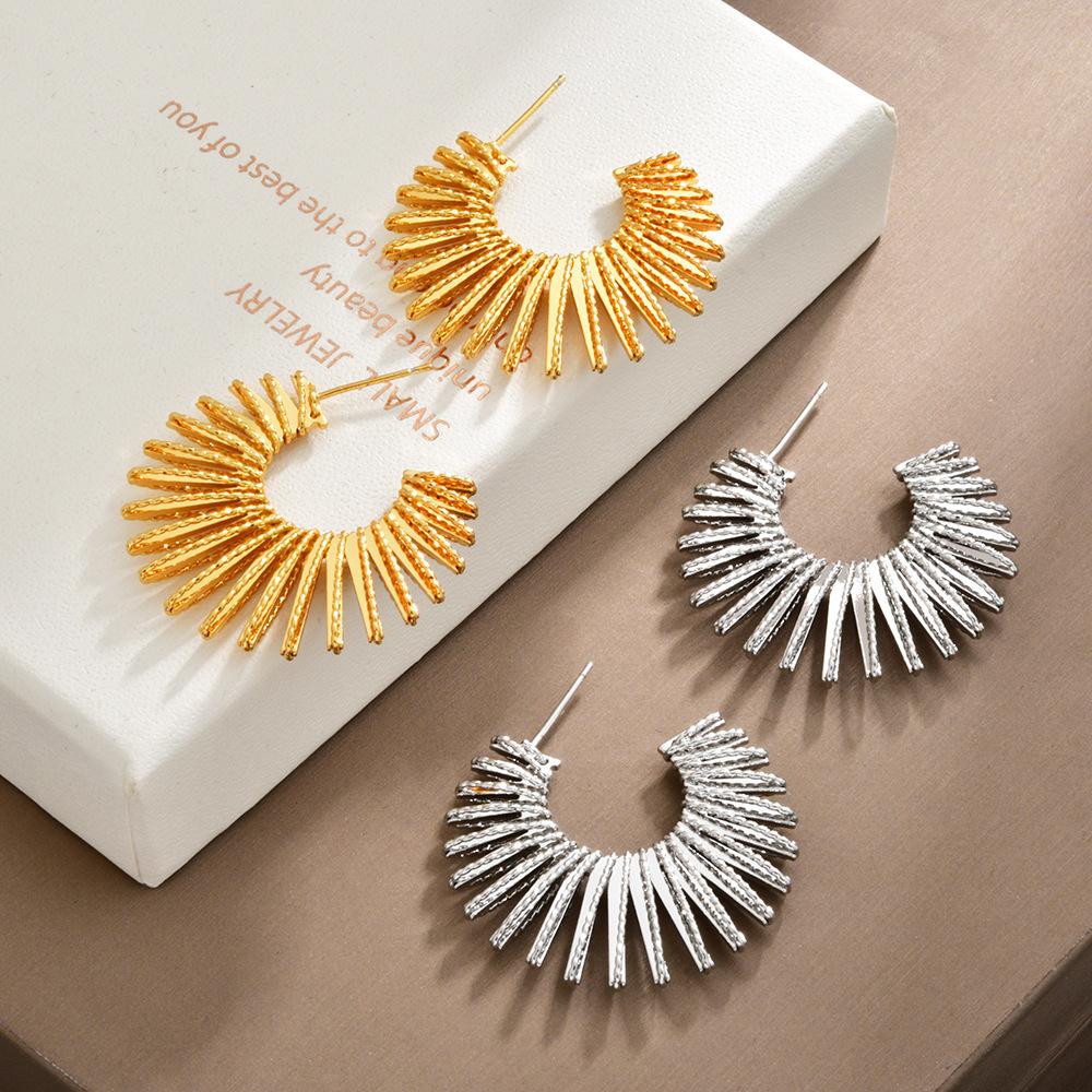 Designed C-shaped Earrings for Women with Exaggerated Fan-shaped Radiating Earrings, the Same Style Of