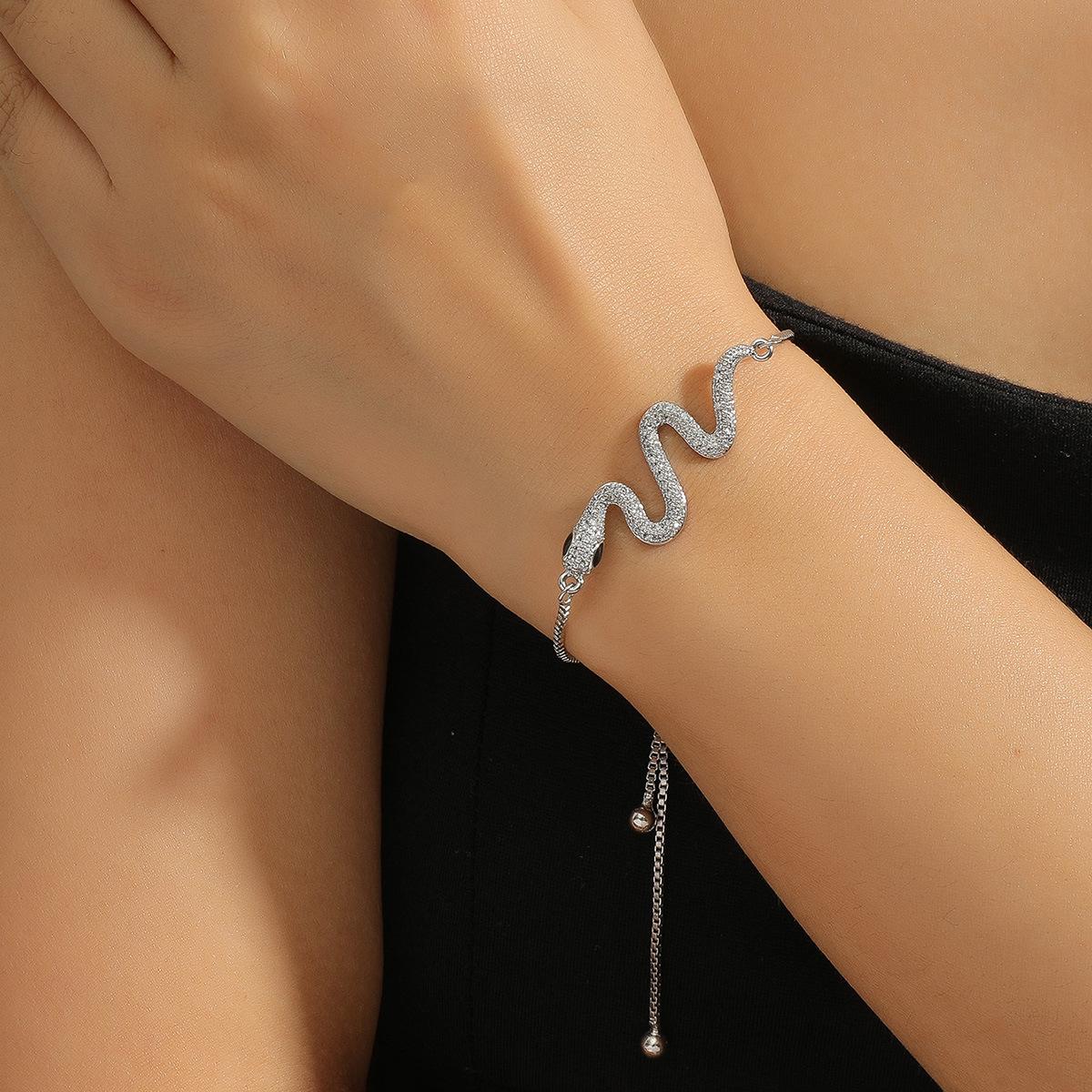 

Золотой маленький браслет-подвеска в виде змеи с цирконом - Женский роскошный дизайн с уникальной индивидуальностью и элегантностью. серебряный