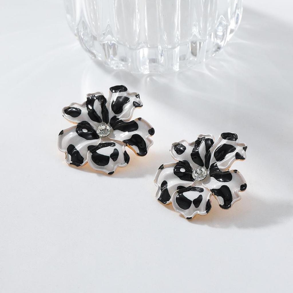2024 Elegant Snowflake Leopard Print Ladies' Fashion Earrings