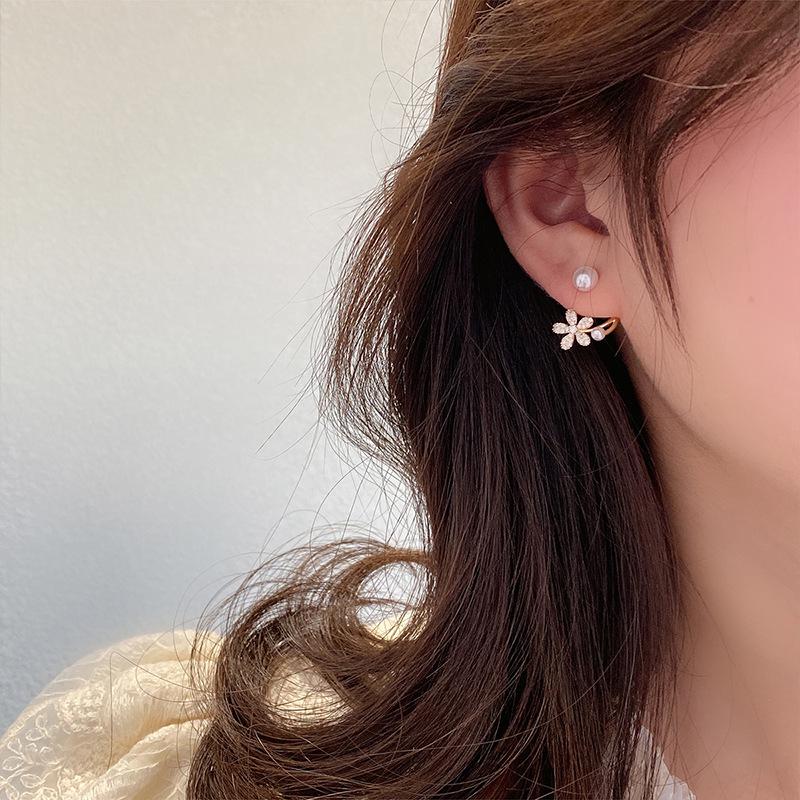 2025 Korean High-End Pearl Flower Earrings: Luxurious Niche Design for Women