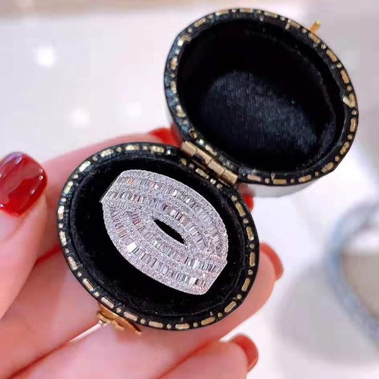 Bague de fiançailles de luxe en zircone cubique pour femme, idéale pour les banquets européens et américains.