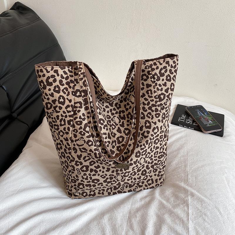 

Slack Lazy wind shoulder bag Daily commuter messenger bag Leopard print literary style tote bag