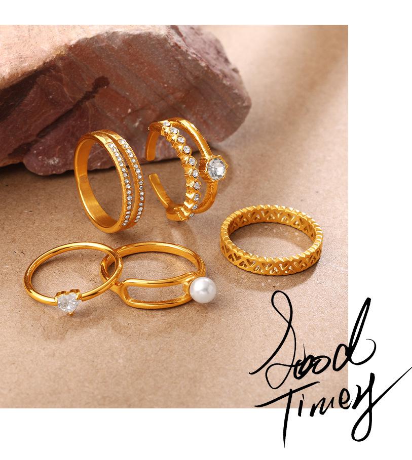 Luxuriöser goldener Hohlring mit Diamant-Inlay: Exquisites stapelbares doppelstöckiges Design