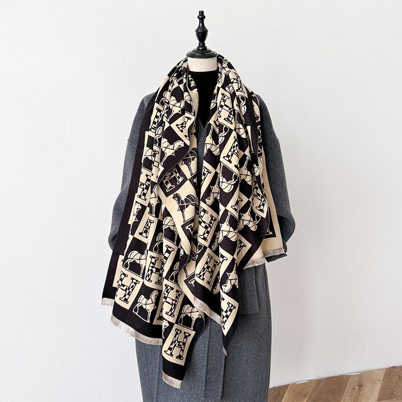 Geometriska bokstäver är kontrasterande färger, dubbelsidig imitationskashmirscarf, vinter exklusiv varm sjal