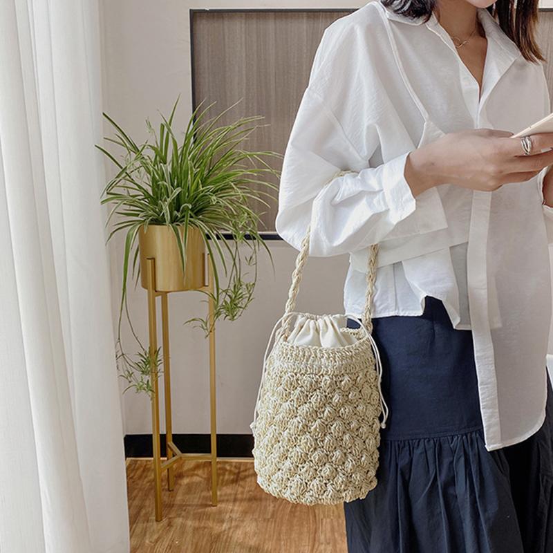 Letní ručně vyráběná crossbody kabelka pro ženy, plážová taška přes rameno se stahovací šňůrkou ze slámy